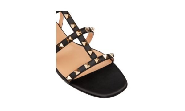 SANDALO BASSO ROCKSTUD IN VITELLO CON CINTURINI - immagine 4