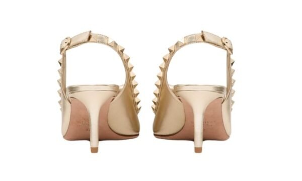 DÉCOLLETÉ SLINGBACK ROCKSTUD BOW IN NAPPA LAMINATA E BORCHIE IN TONO 60MM - immagine 4